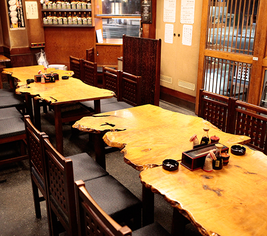 そば屋　角清　店内テーブル席の入り口側